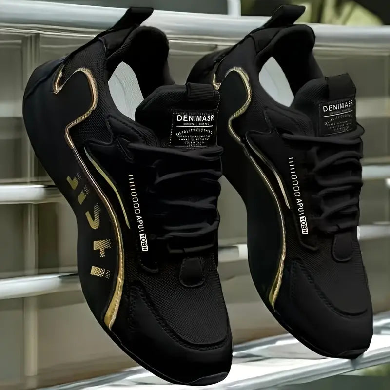 Ein Mann trägt bequeme, leichte Herrenschuhe, perfekt für lange Spaziergänge und aktive Tage.
