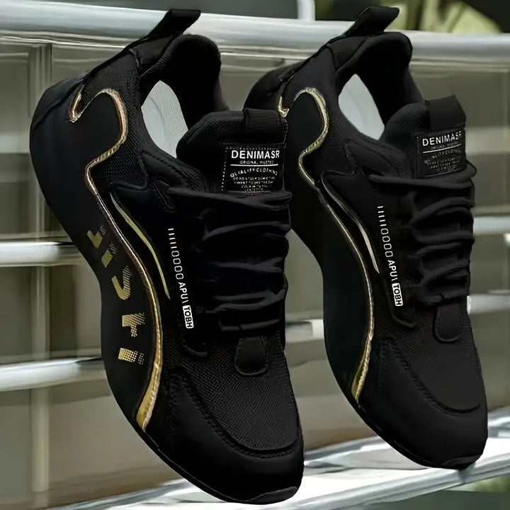 Ein Mann trägt bequeme, leichte Herrenschuhe, perfekt für lange Spaziergänge und aktive Tage.