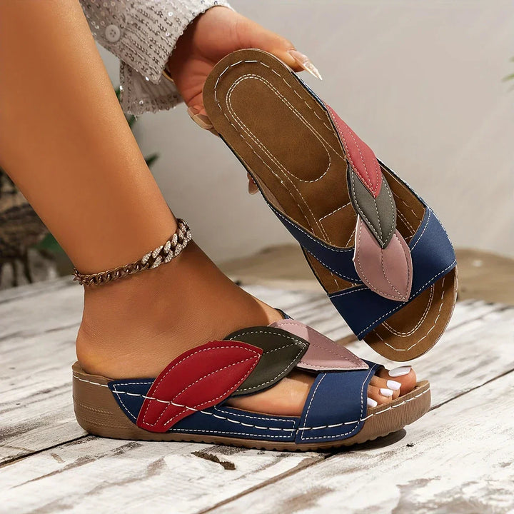 Seitenansicht: Beige Damen Slip-On Sandale mit konturiertem Fußbett. Flacher Komfortschuh für optimalen Halt.