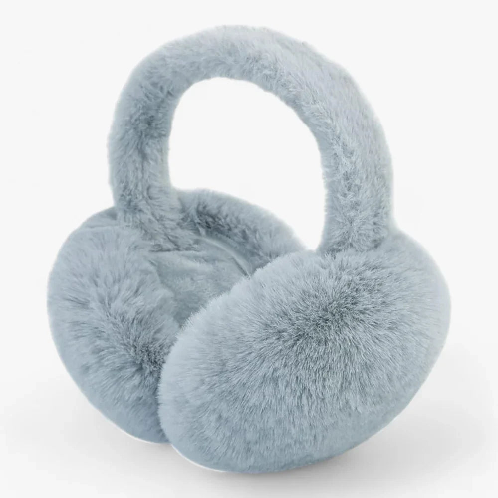 Detailaufnahme der flauschigen Textur eines Unisex Plüsch-Ohrwärmers, für maximale Wärme im Winter.
