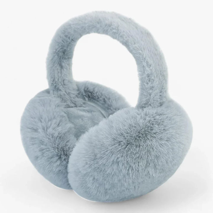 Detailaufnahme der flauschigen Textur eines Unisex Plüsch-Ohrwärmers, für maximale Wärme im Winter.