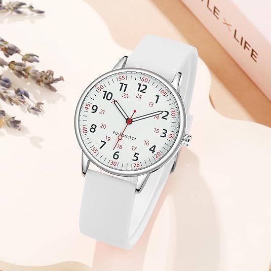 Weiße Armbanduhr mit silbernem Gehäuse, minimalistisches Design, Zifferblatt mit 24-Stunden-Anzeige.
