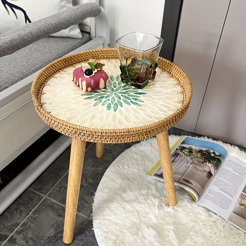 Runder Beistelltisch aus Rattan mit Glas und Dessert, dekorativer Tisch im Wohnzimmer.