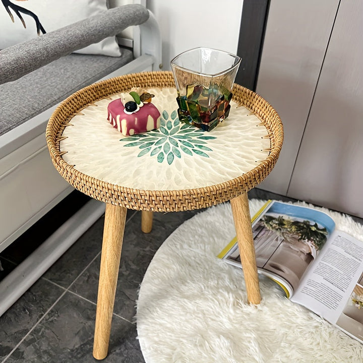 Runder Beistelltisch aus Rattan mit Glas und Dessert, dekorativer Tisch im Wohnzimmer.