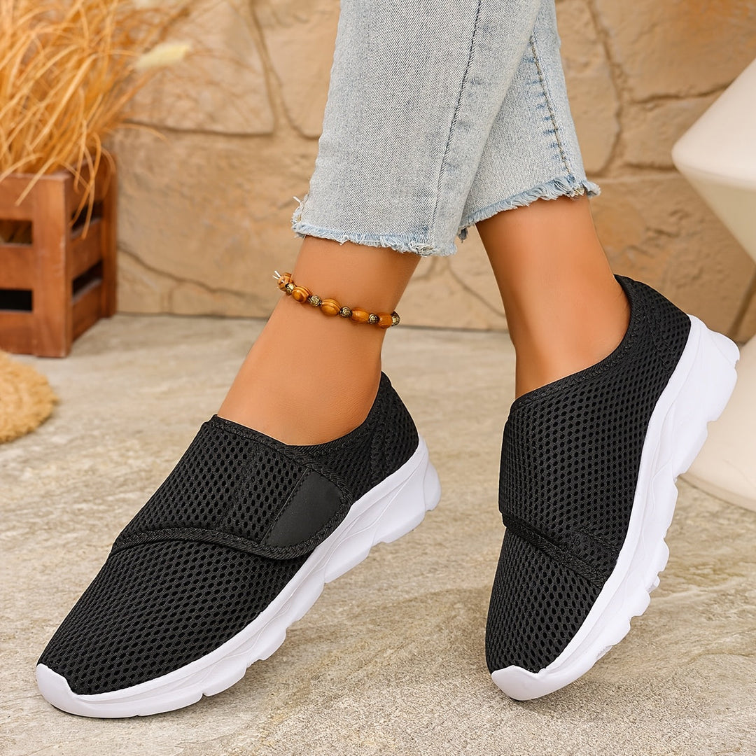 Stylischer Damen Schuh in Schwarz-1 mit kontrastierender weißer Sohle