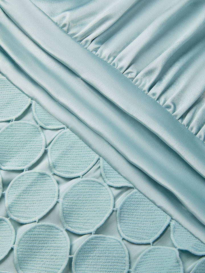 Gesamtansicht des eleganten Midi-Abendkleids mit passenden Accessoires