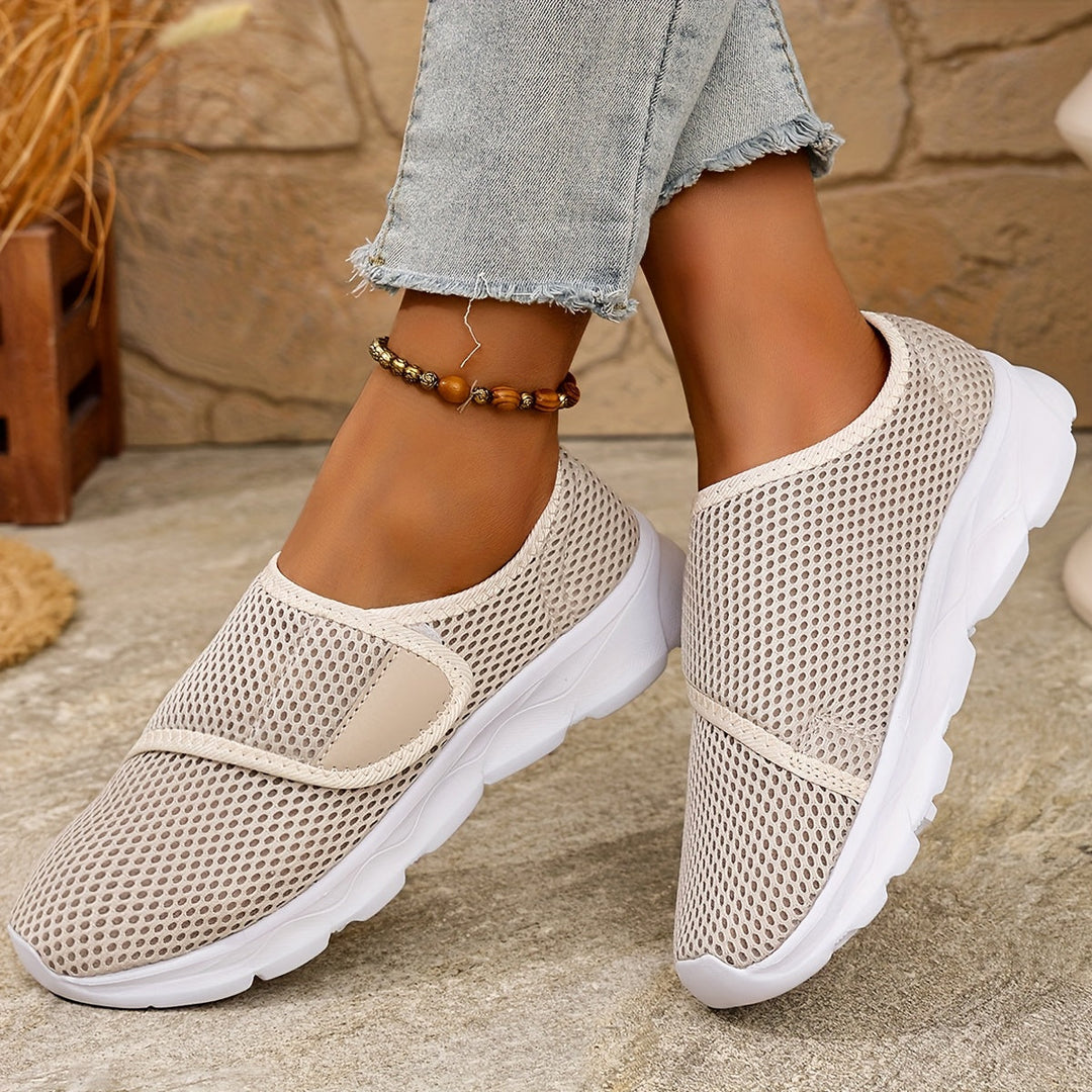 Beige Damen Slip-On Sneaker mit verstellbaren Riemen für bequemen Alltagskomfort. Rutschfeste Sohle für sicheren Halt.