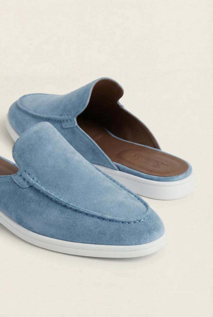 Nahaufnahme der Vorderseite und Innensohle der hellblauen Herrenschuhe