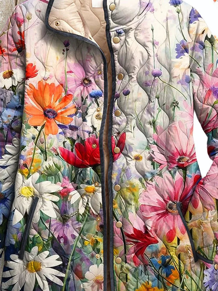 Nahaufnahme des floralen Musters und der Knopfleiste der Damenjacke