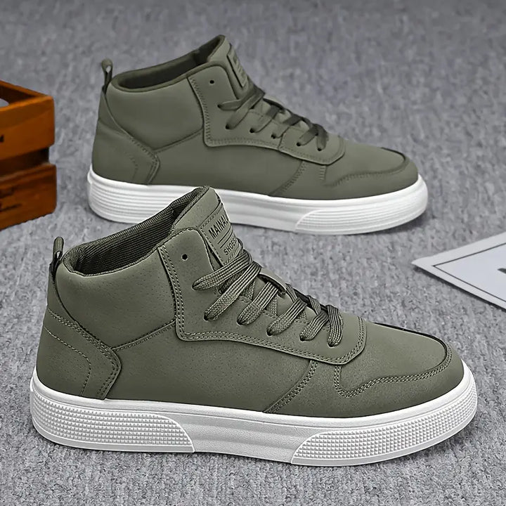 Grüne Sneaker für Herren auf grauem Untergrund präsentiert