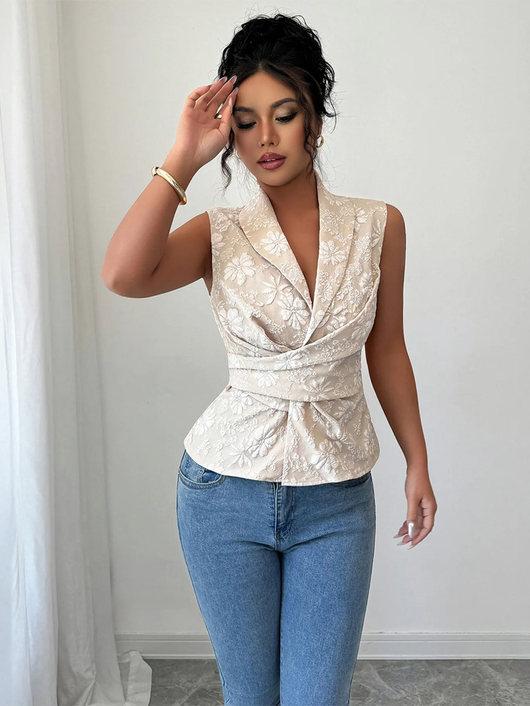 Nahaufnahme vom leichten Stoff mit Blumenmuster eines Damen Sommertops