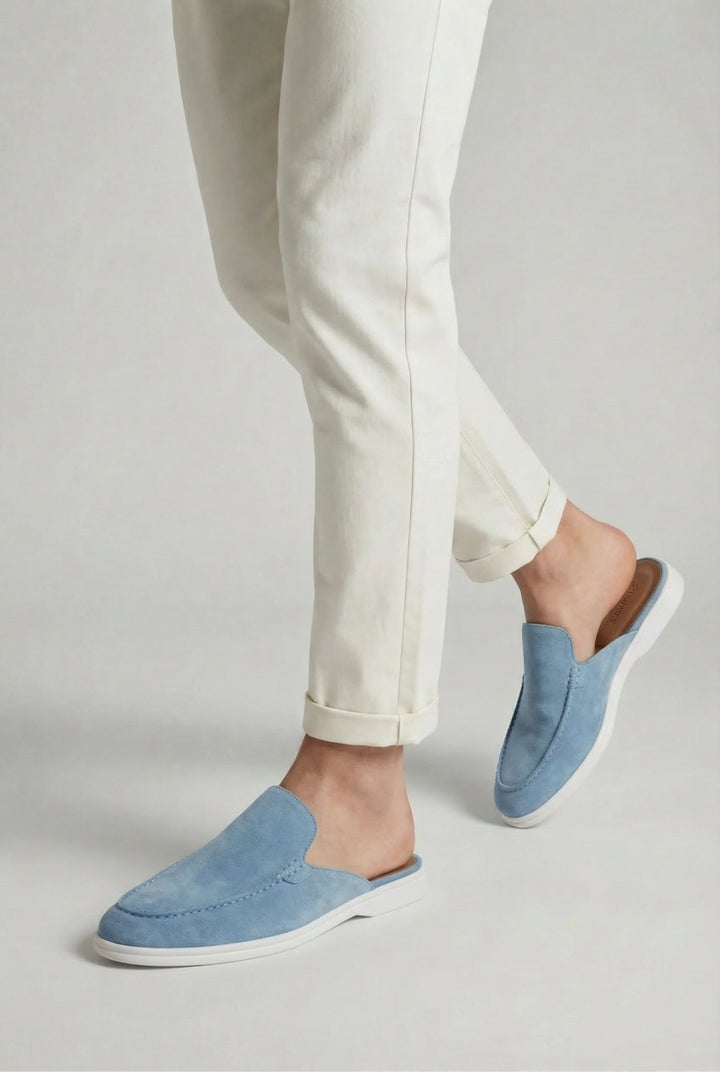 Herren trägt hellblaue Sommerschuhe mit heller Hose im Studio
