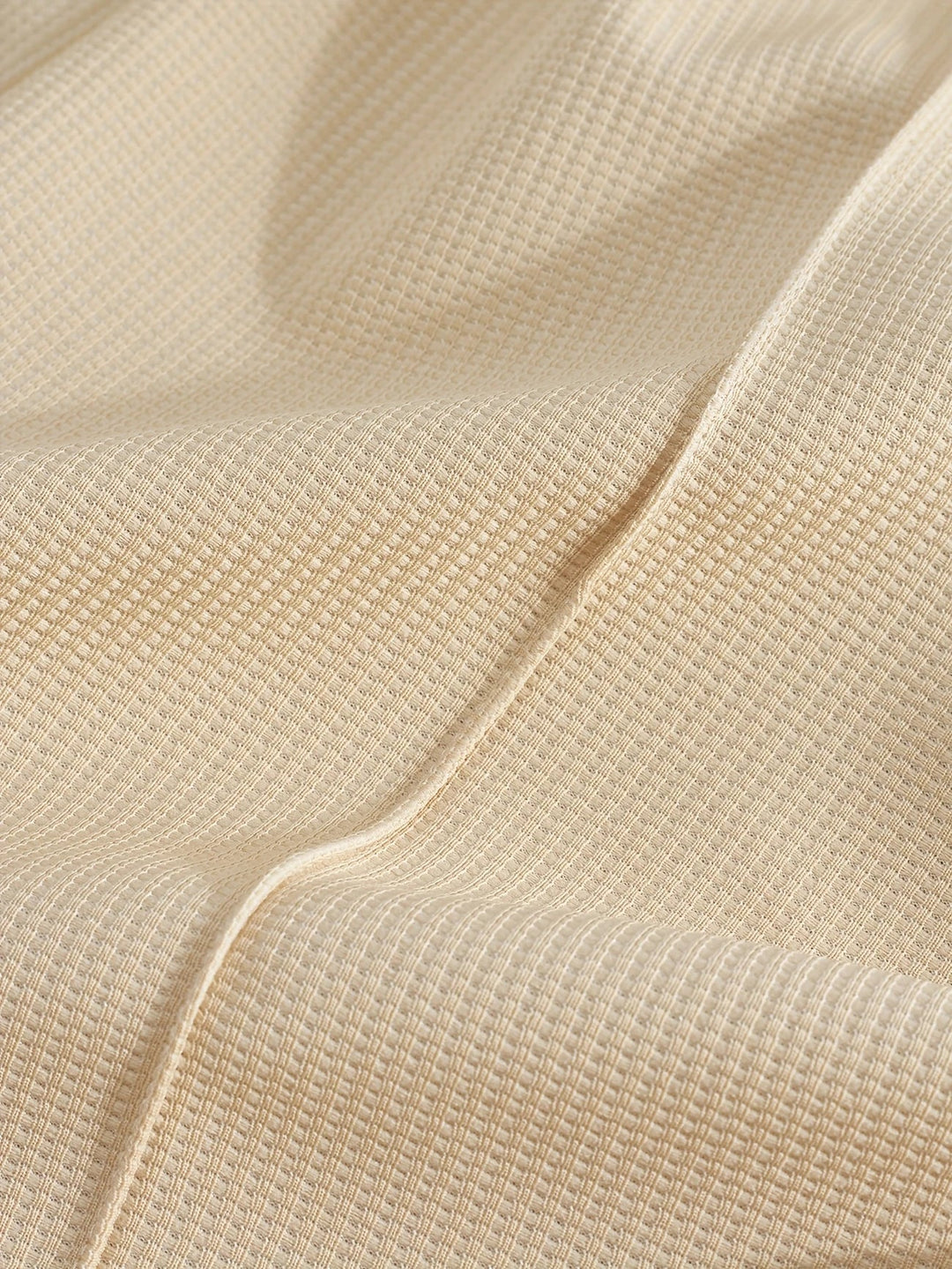 Fitness Outfit für Herren, Detail der Textur am Waffelstrick Oberteil