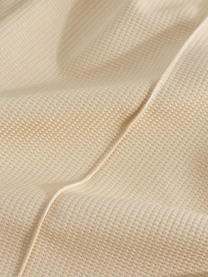 Fitness Outfit für Herren, Detail der Textur am Waffelstrick Oberteil