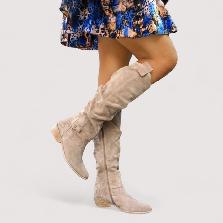 Damen Winterstiefel in Beige getragen mit einem blauen Rock