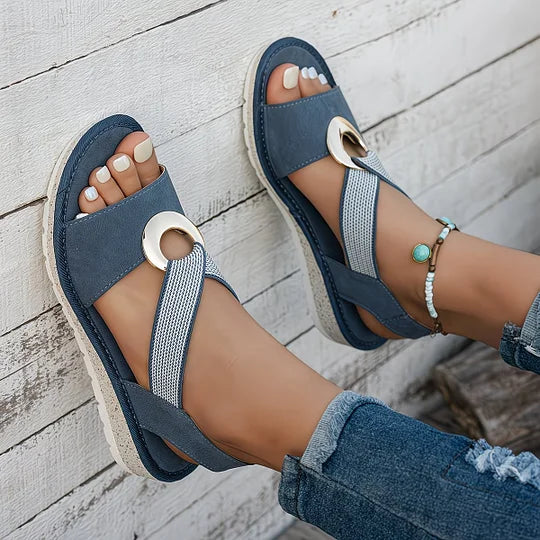 Damen Komfortschuhe: Ergonomische Küstensandalen mit Kreuzriemen. Ideal für lange Spaziergänge am Strand.