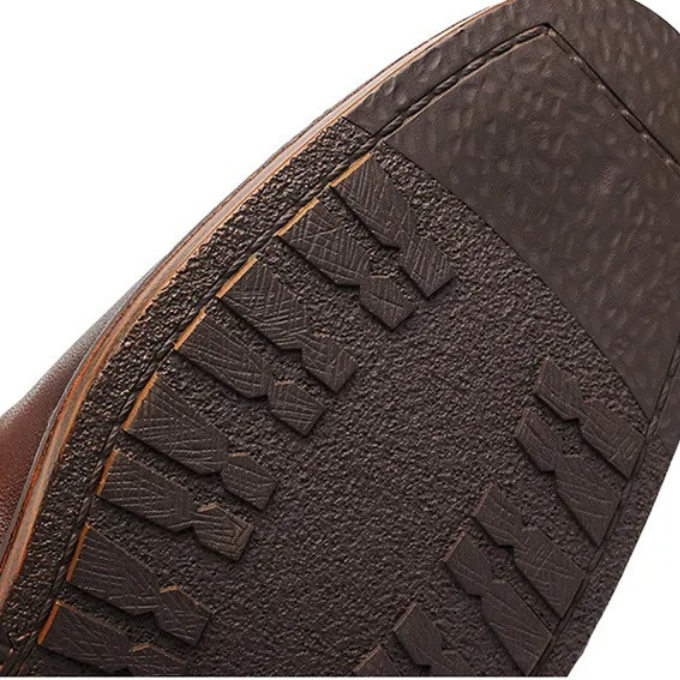 Schwarze Herren Stiefel von vorne, klassisch & elegant, perfekt für formelle und legere Anlässe.