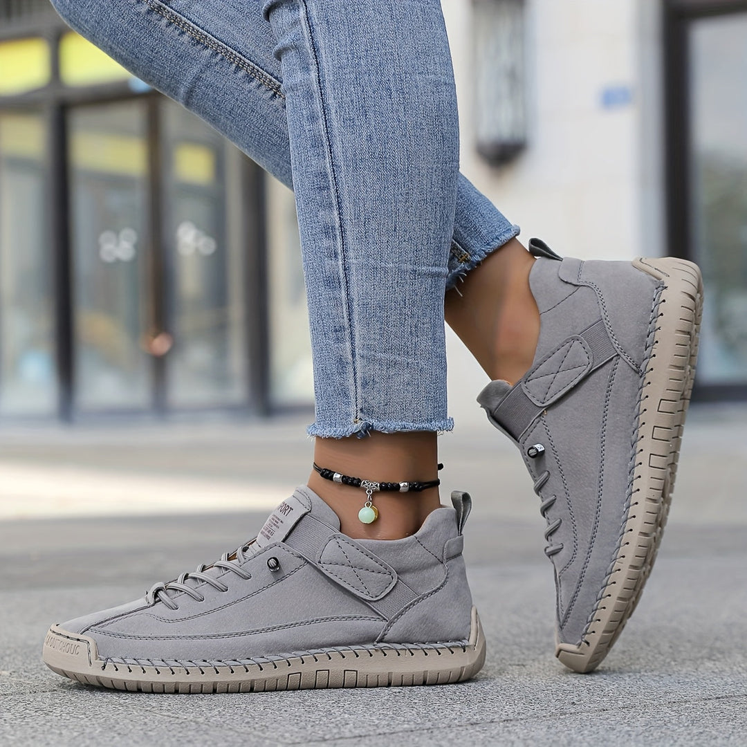 Detailaufnahme der gepolsterten Sohle der orthopädischen Damen Sneaker, die ultimativen Gehkomfort bietet.