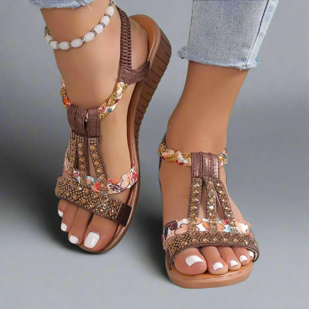 Braune elegante Damensandalen mit Ziersteinen und Fersenriemen