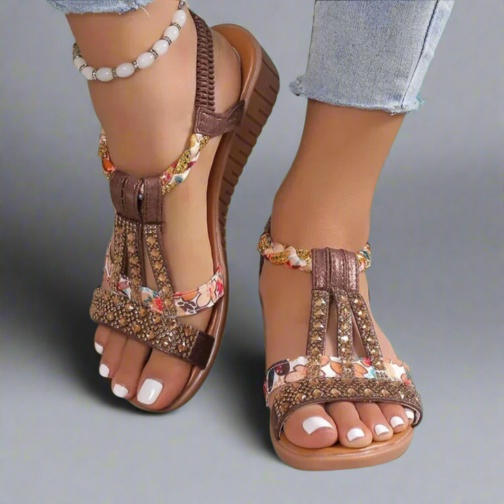 Braune elegante Damensandalen mit Ziersteinen und Fersenriemen