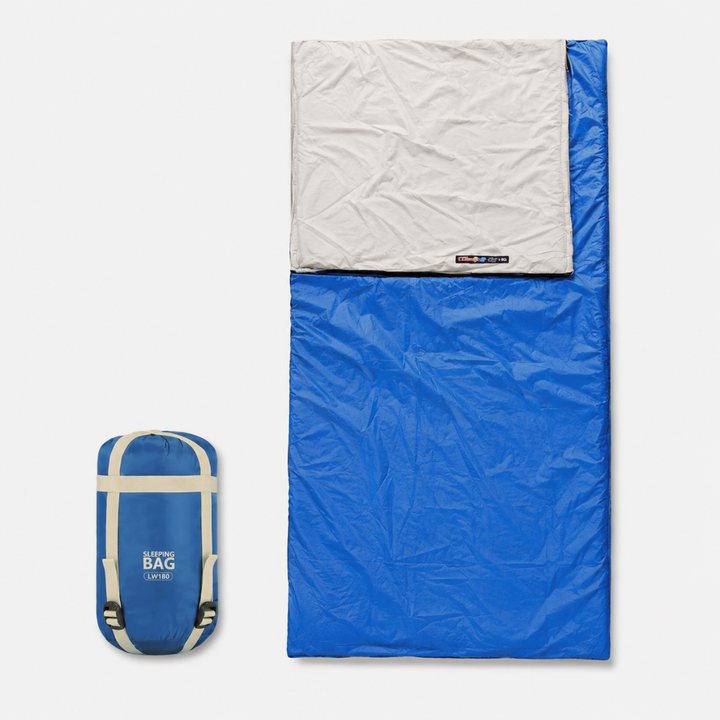 Kompakter Trekking Schlafsack ausgerollt auf Isomatte im Zelt