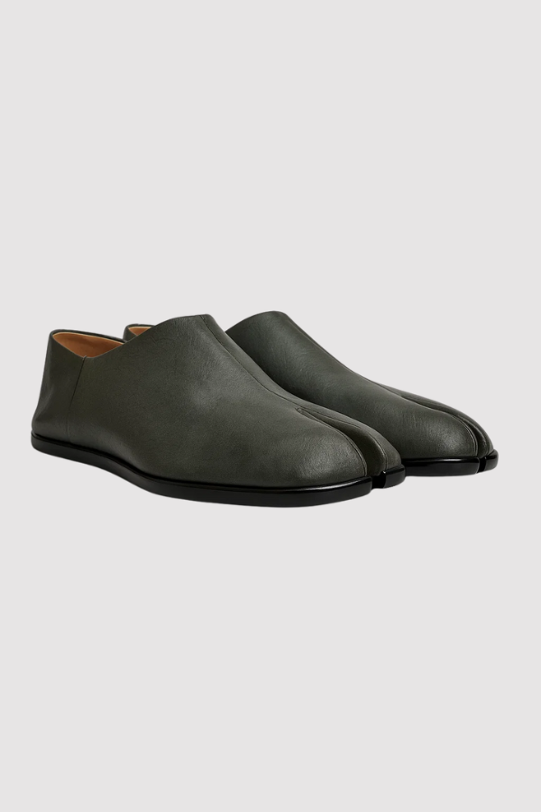 Hochwertige Herren Tabi Slipper. Gespaltene Zehen und verstellbare Ferse für stilvollen Komfort.