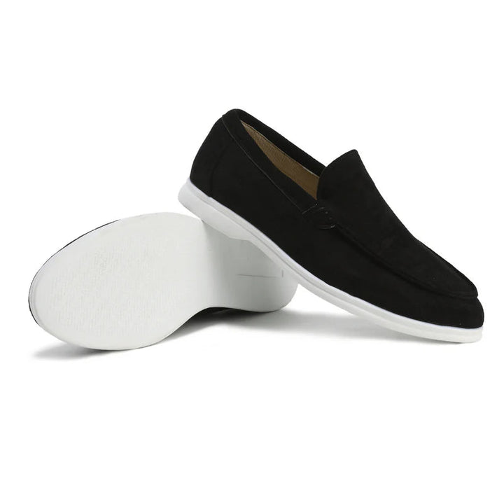 Modische Herrenschuhe als Slipper mit bequemer Sohle im Detail