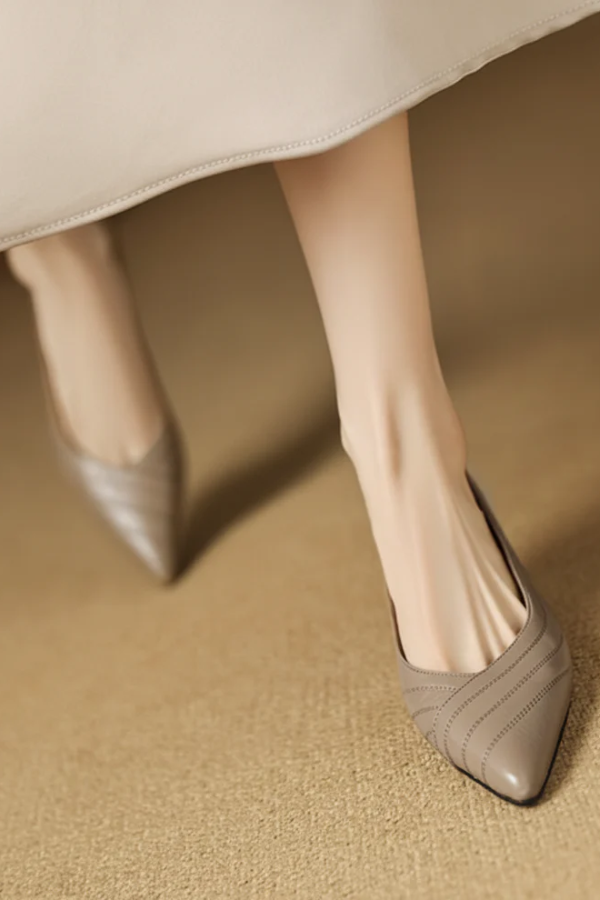 Bequeme Slip-on Pumps in klassischem Schwarz mit spitzem Design
