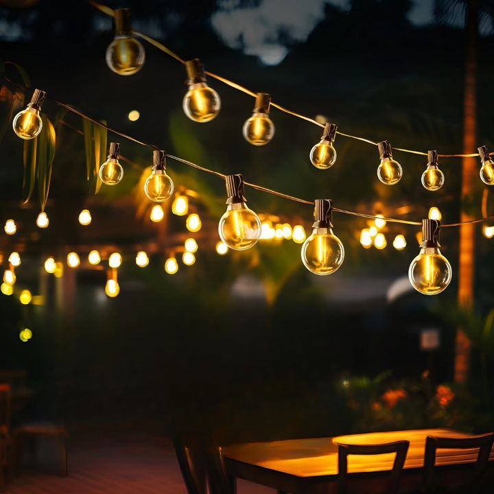 Stimmungsvolle Gartenbeleuchtung mit solarbetriebener Lichterkette im Baum