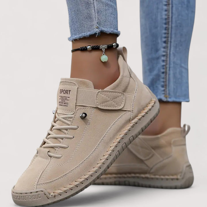 Bequeme beigefarbene Damen Sneaker mit atmungsaktivem Design, perfekt für lange Spaziergänge.