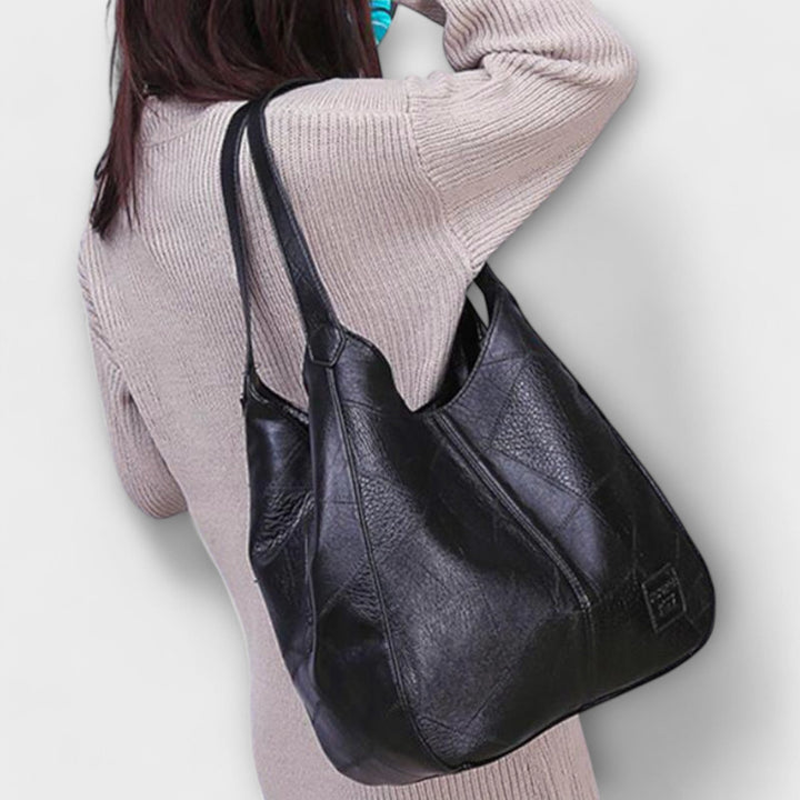 Klassische Schultertasche für Damen in Detailansicht