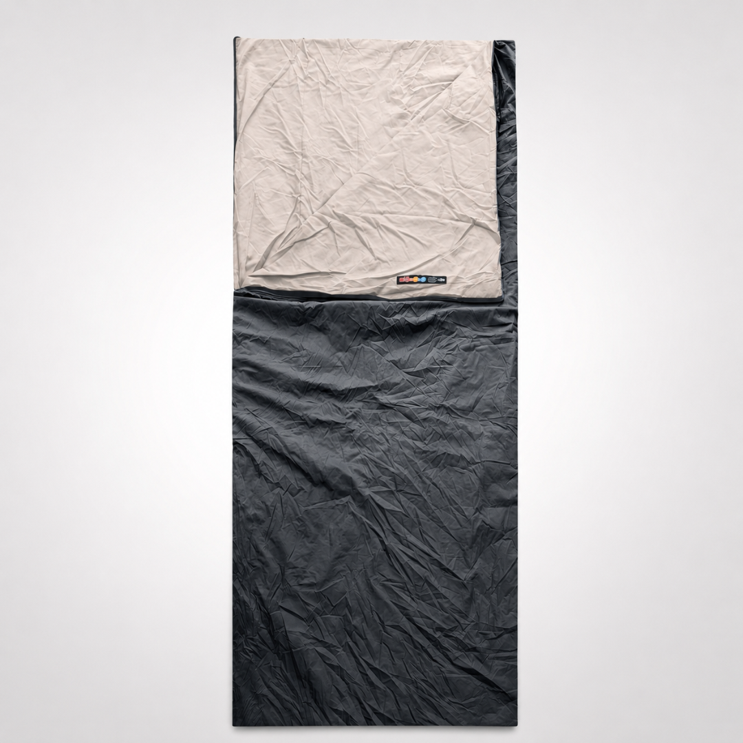 Atmungsaktives Material des ultraleichten Trekking-Schlafsacks aus der Nähe