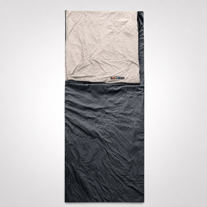 Atmungsaktives Material des ultraleichten Trekking-Schlafsacks aus der Nähe