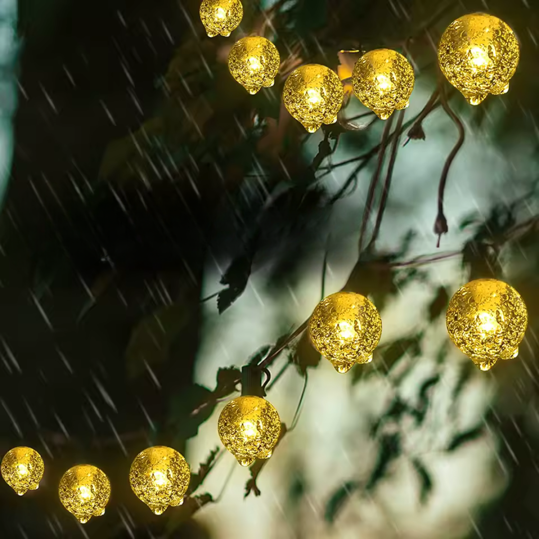 Magische Solar Kristall Lichterkette. Funkelnde LEDs zaubern gemütliches Licht für besondere Outdoor-Abende im Garten.