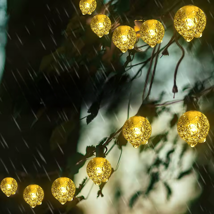Magische Solar Kristall Lichterkette. Funkelnde LEDs zaubern gemütliches Licht für besondere Outdoor-Abende im Garten.