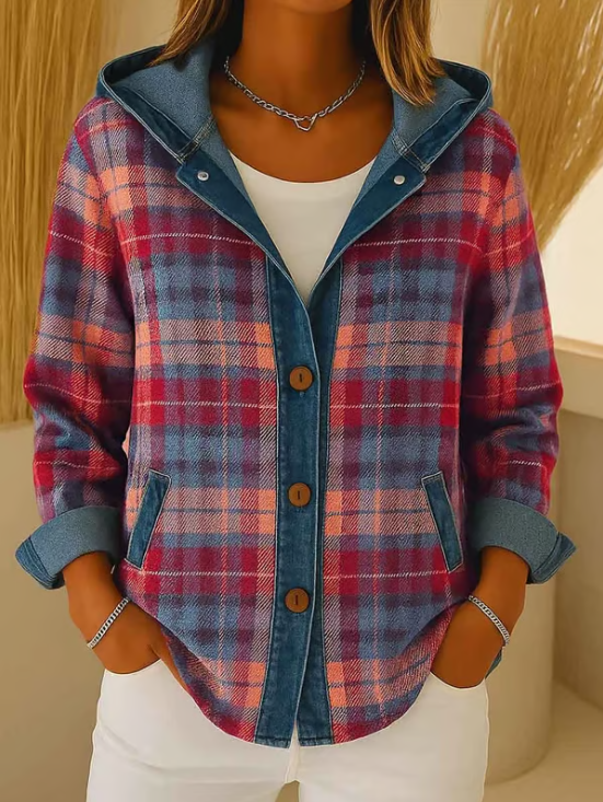 Model trägt rot-blau karierte Übergangsjacke mit Kapuze und Jeans