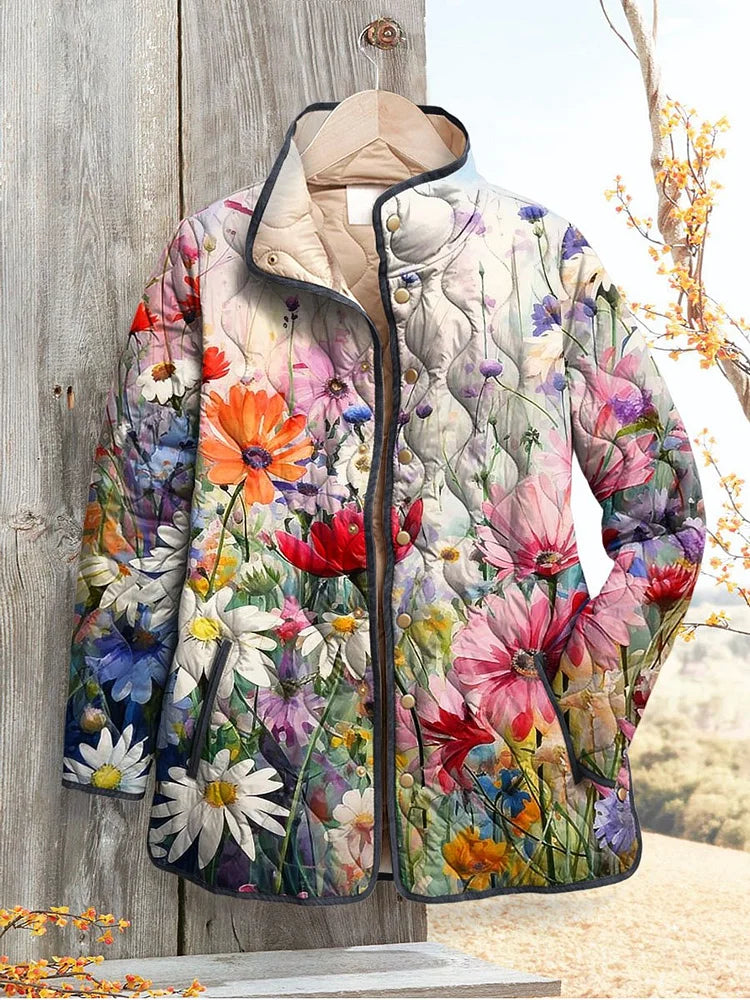 Stilvolle Freizeitjacke für Damen vor hölzernem Hintergrund