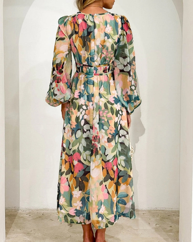 Elegantes Damen Maxikleid mit Blumenmuster in der Seitenansicht