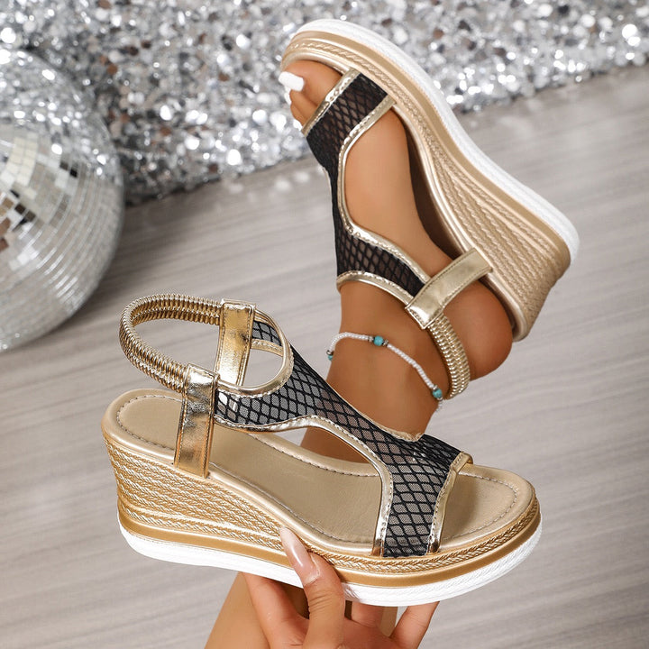 Beigefarbene ergonomische Damen-Keilsandalen, perfekte Komfortschuhe für den Sommerurlaub.
