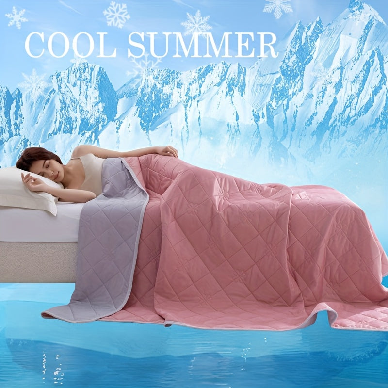 Elegante kühlende Sommerdecke auf einem Bett, bietet Schlafkomfort & Frische.