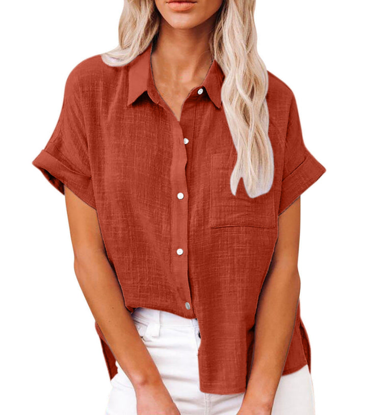 Atmungsaktive Kurzarmbluse für Damen mit Knopfleiste. Bequemer Loose Fit, ideal für warme Sommertage.