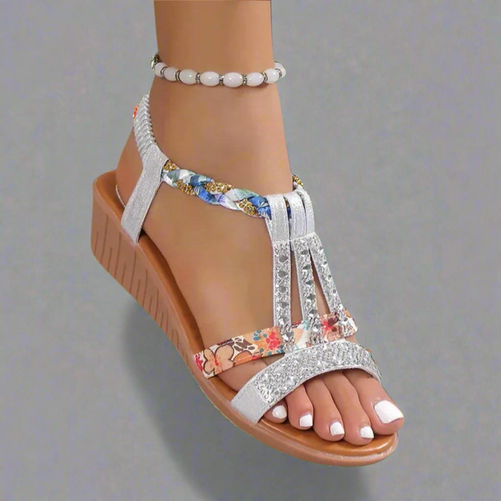 Silberne Sandalen mit geschmücktem Riemen und sommerlichem Design