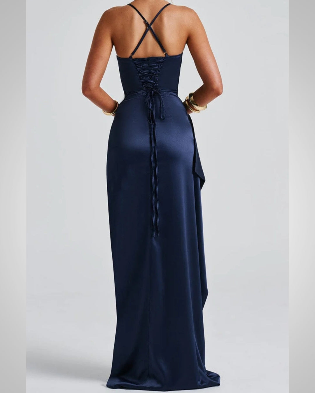 Marineblaues Festkleid mit Spaghettiträgern und hohem Schlitz. Elegantes Abendkleid für besondere Anlässe.