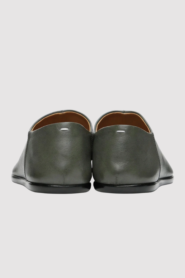 Bequeme Slip-On Herren Tabi Slipper mit gespaltenen Zehen und verstellbarer Ferse. Einfach anzuziehen.