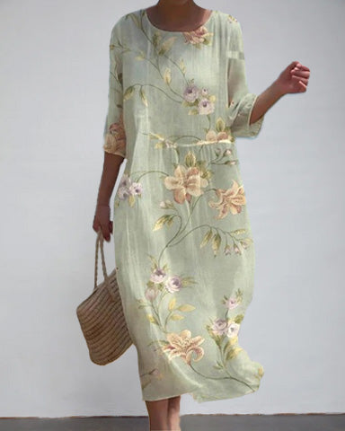 Elegantes grünes Damen Blumenkleid mit floralem Design vor neutralem Hintergrund