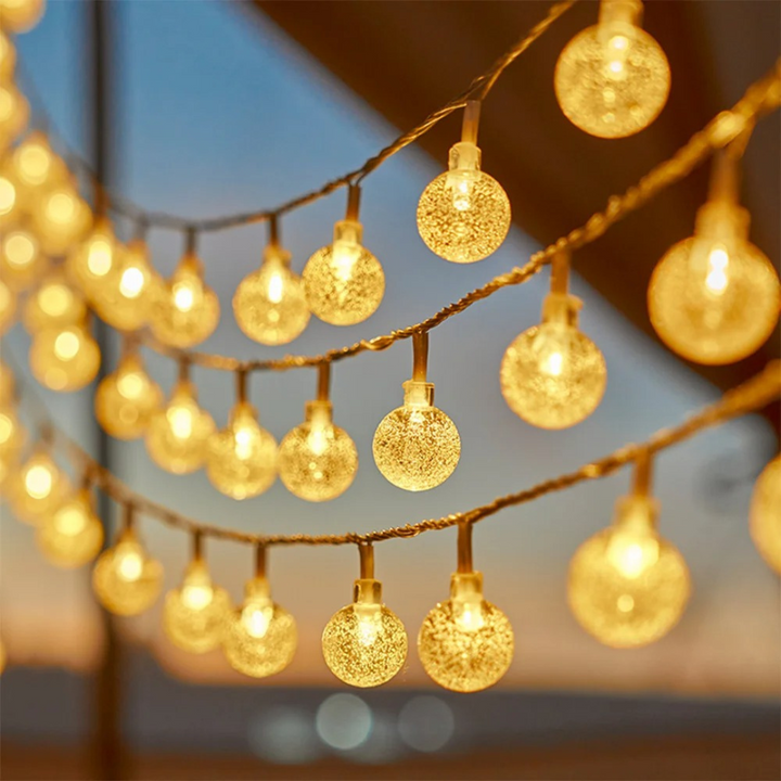 Solare Lichterkette mit warmweißen Glaskugeln im Außenbereich