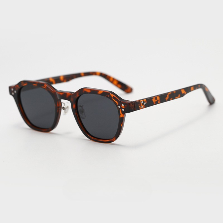 Sonnenbrille mit quadratischem Rahmen und edlen Metallakzenten
