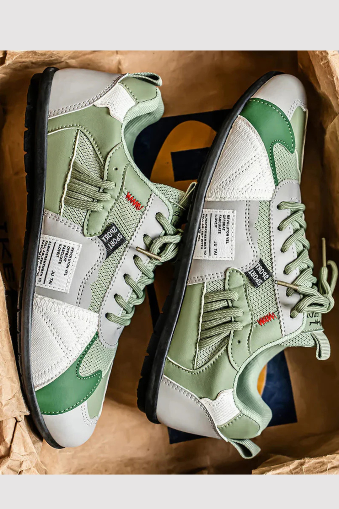 Damen Sneaker mit flexibler Laufsohle im Action-Shot