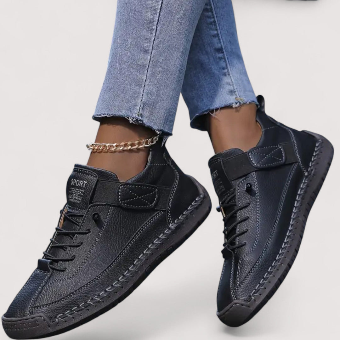 Stylische schwarze Damen Sneaker mit detailreichen Ziernähten und rutschfester Sohle für sicheren Halt.