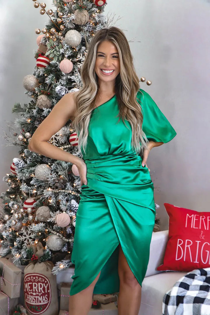 Detailaufnahme des asymmetrischen Ausschnitts am festlichen Damenkleid